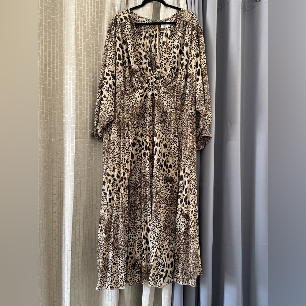 Leopard print flowly V-neck dress